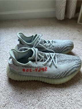 Yeezy Boost 350 V2 Grey zebra Stripe Sneakers
Men’s size 6.5 women’s size 8